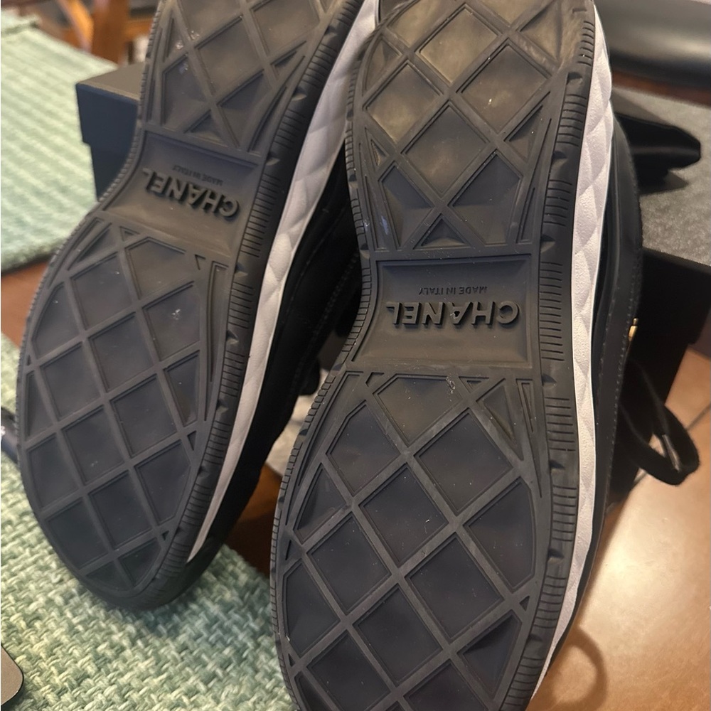CHANEL Black & White Quilted Sneakers with Gold CC Charm size 37.5 - Picture 13 of 13
